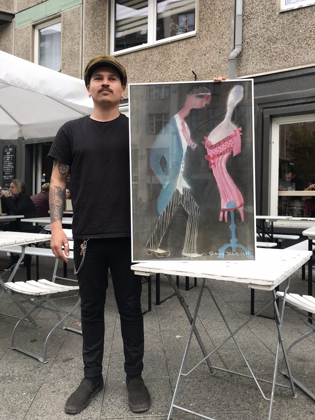 Andi von animal.kingdom.berlin mit einer Arbeit von Gertrud Hutz