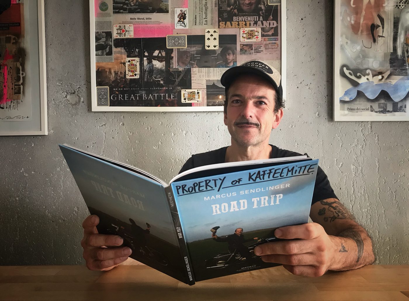 Marcus Sendlinger mit dem Katalog Road Trip im Kaffeemitte